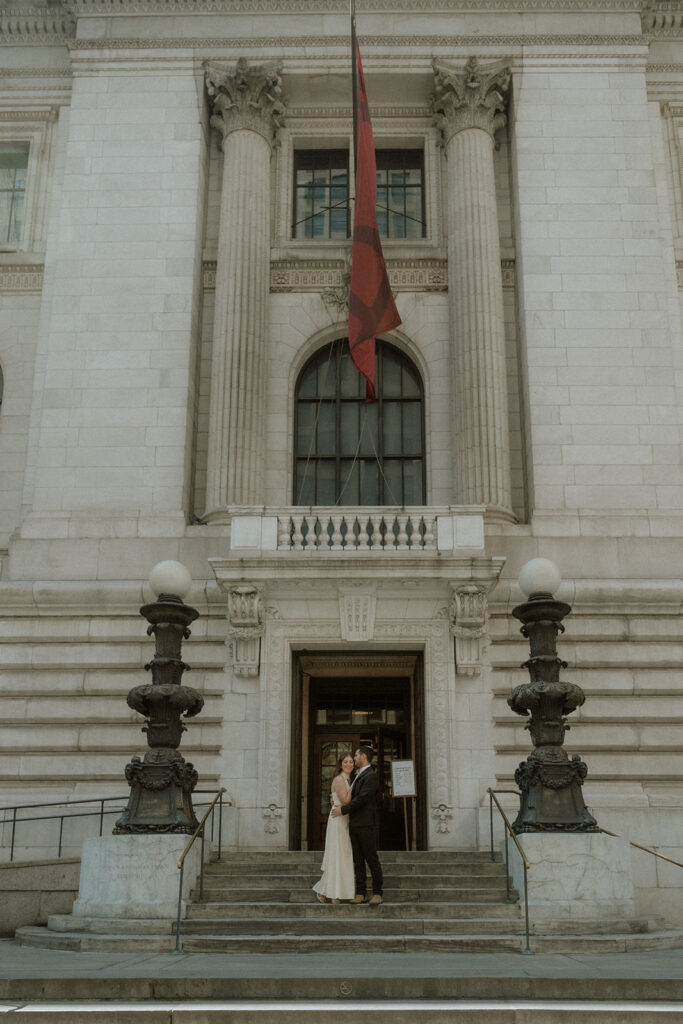 Couple on the steps of the New York Public Library Fifth Avenue NYC, Daria Orlova Photography